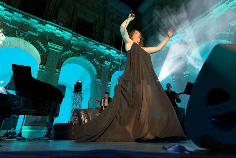 Dulce Pontes durante su actuación en el Monasterio de Uclés