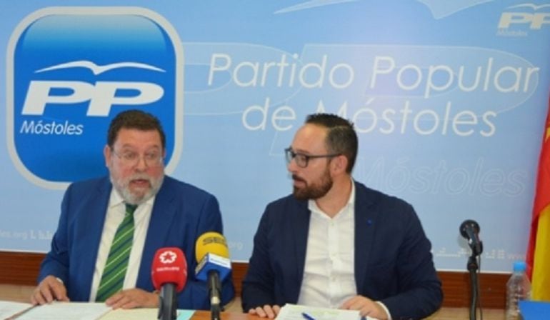 Alberto Rodríguez de Rivera y Jesús Pato, concejales del Partido Popular de Móstoles, durante la rueda de prensa sobre la auditoría del pabellón &quot;Andrés Torrejón&quot;.