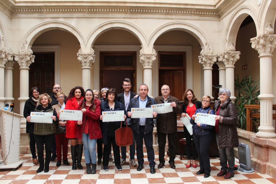 Entrega de los cheques a las asociaciones en Novelda