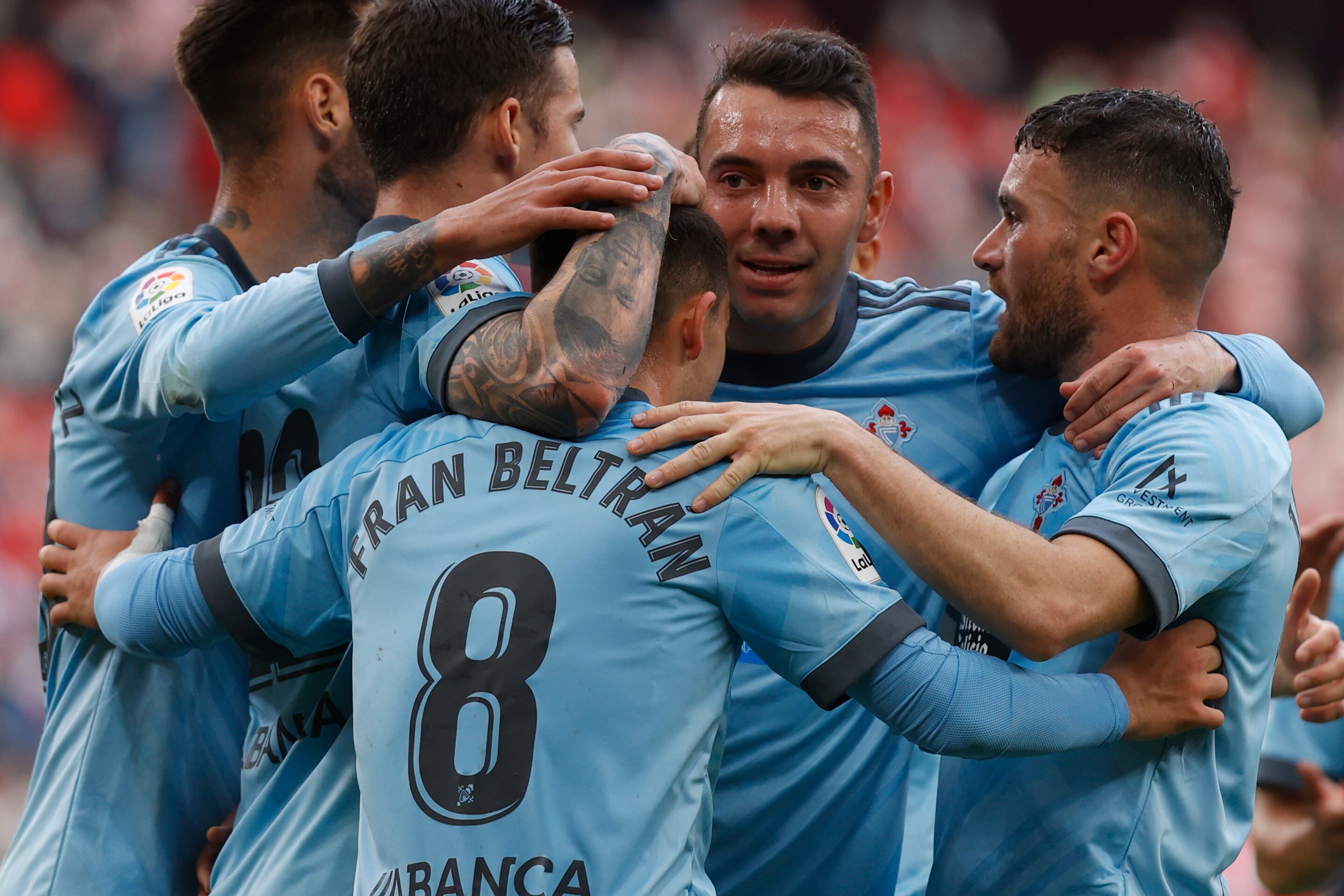 BILBAO, 17/04/2022.- El centrocampista del Celta de Vigo Fran Beltrán celebra con sus compañeros su gol, segundo del equipo gallego ante el Athletic, durante el encuentro de la jornada 32 de Liga en Primera División que se juega hoy domingo en San Mamés. EFE/Miguel Toña
