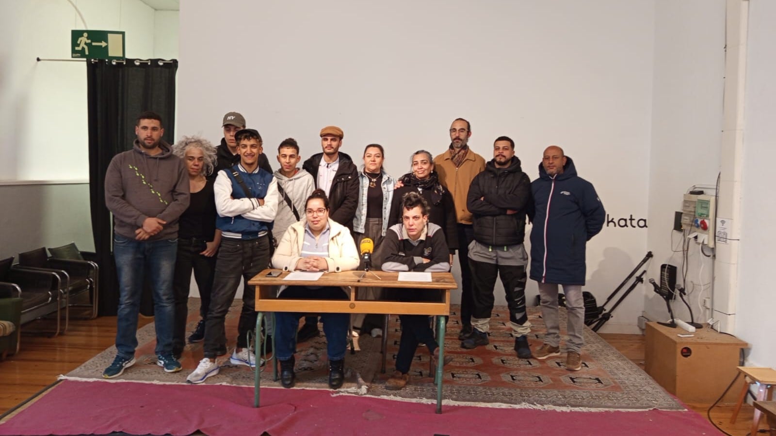 Portavoces de Negu Gorriak en la rueda de prensa convocada en Katakrak