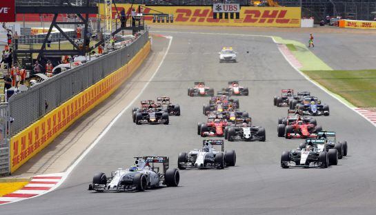 VXH05. Silverstone (United Kingdom), 05/07/2015.- Brazilian Formula One driver Felipe Massa (front) of Williams leads the pack during the start of the 2015 Formula One Grand Prix of Great Britain at Silverstone race track, Northamptonshire, Britain, 05 Ju