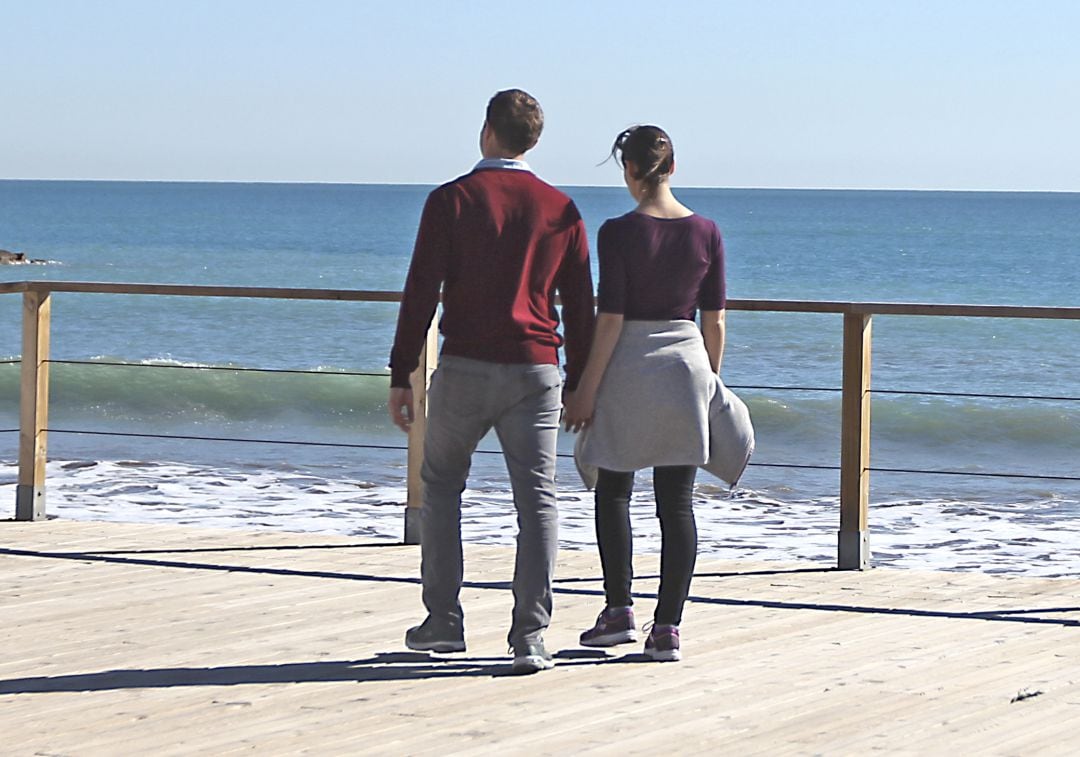 Pareja de jóvenes en una playa de Castellón