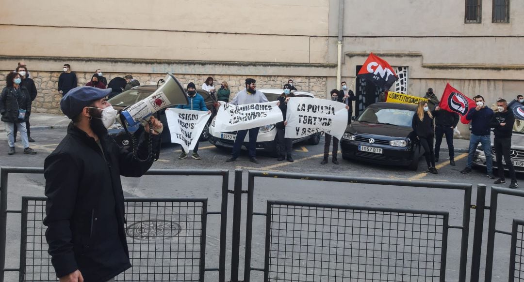 Acto de protesta a las puertas del juzgado de Elda