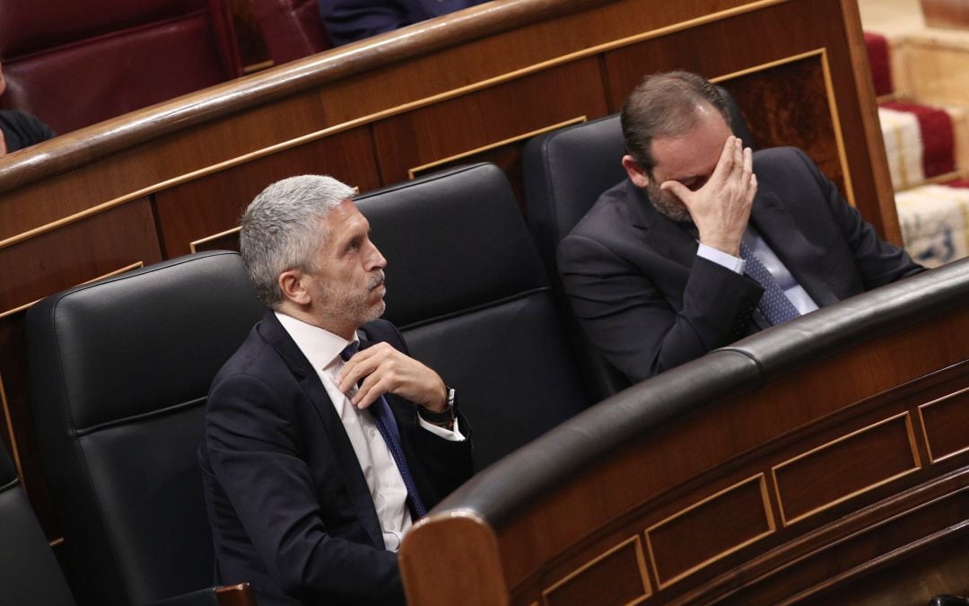 El ministro del Interior, Fernando Grande-Marlaska (i), y el ministro de Transportes, Movilidad y Agenda Urbana, José Luis Ábalos (d), durante en el pleno celebrado en el Congreso de los Diputados