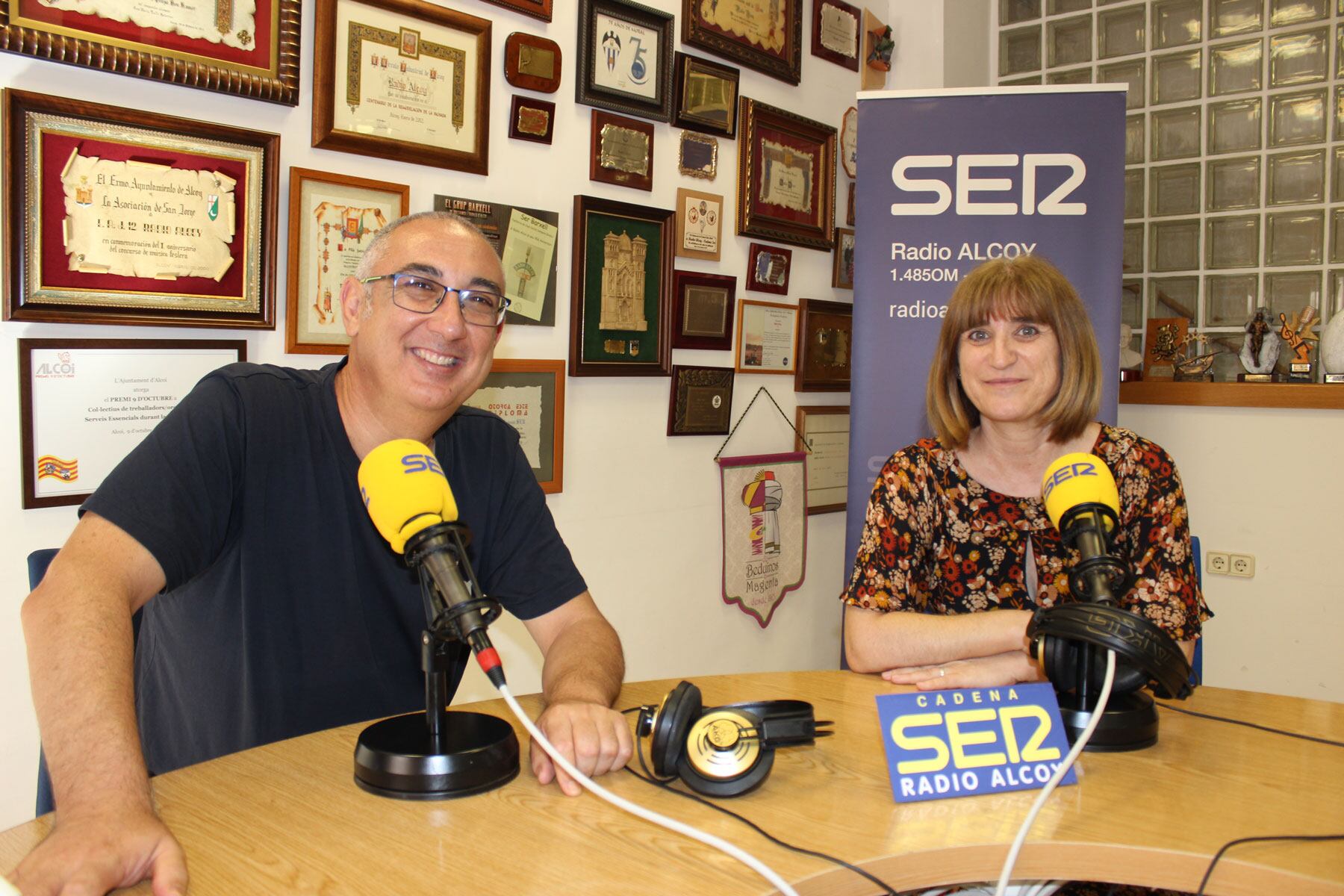 Cristo Hernández y Palmira Torregrosa en el estudio central de Radio Alcoy