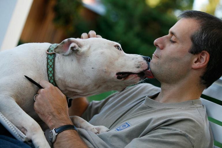 Jim Gorant con uno de los perros encontrados en casa de Michael Vick.