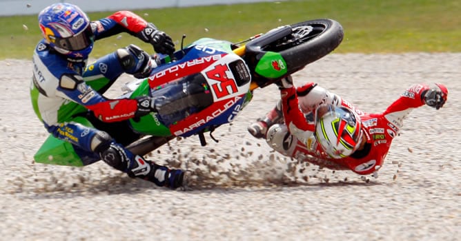 El piloto turco de Moto2 Kenan Sofuoglu y Julián Simón, durante el accidente que sufrieron en el GP de Catalunya 2011
