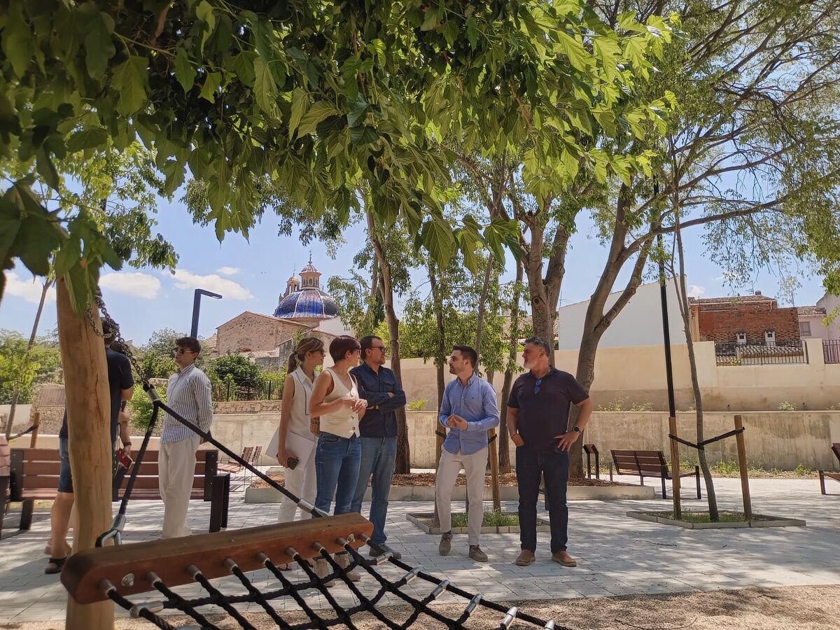 El alcalde, Vicent Molina, junto a técnicos durante la recepción de las obras del parc del Batà, punto de partida a la apertura a la ciudadanía de este renovado espacio al aire libre.