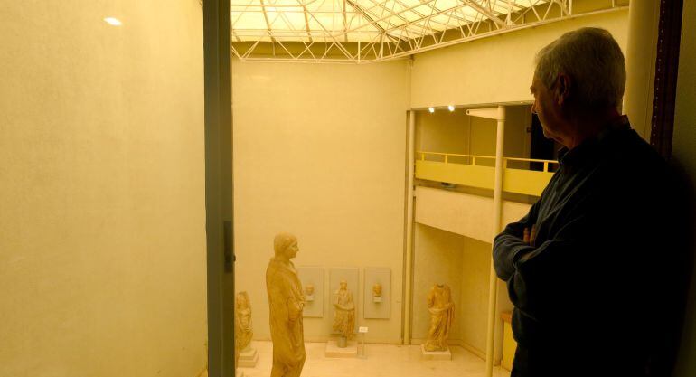 Juan Alonso de la Sierra observa la sala romana del Museo de Cádiz desde su despacho
