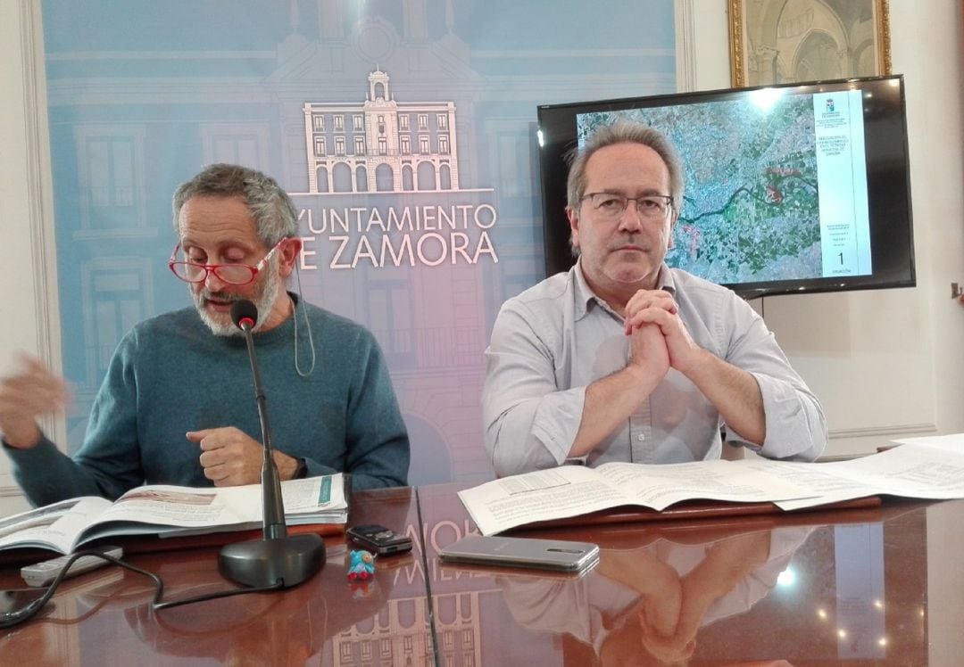 Francisco Guarido, alcalde, con Romualdo Fernández, concejal de medio ambiente, obras y urbanismo a la izquierda de la foto