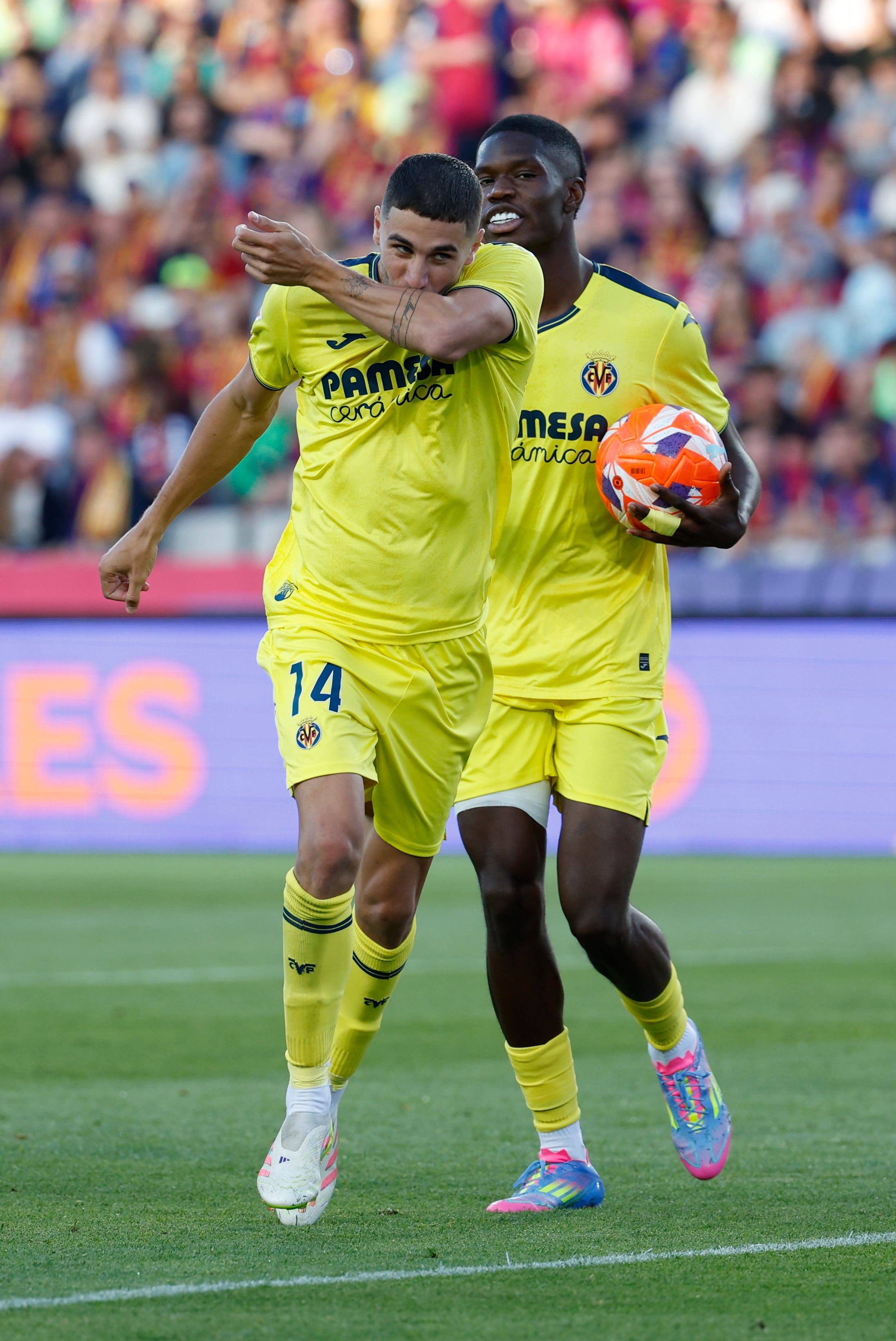 BARCELONA, 18/05/2025.- El centrocampista del Villarreal Santi Comesaña celebra el segundo gol de su equipo durante el encuentro de la jornada 37 de LaLiga entre FC Barcelona y Villarreal CF disputado este domingo en el Estadio Olímpico de Montjuic. EFE/ Toni Albir