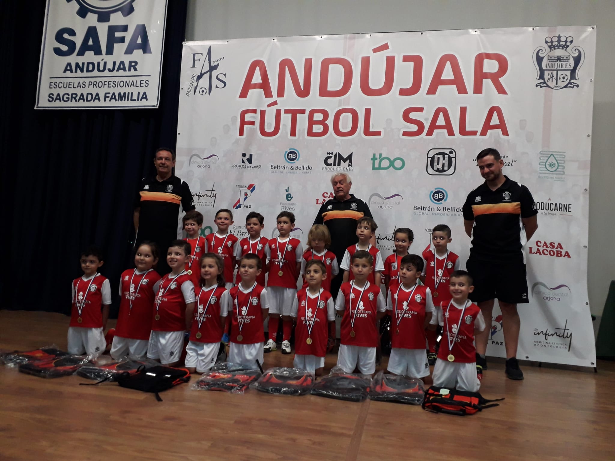 Entrega de medallas y premios al equipo BEBÉ del Andújar Fútbol Sala.