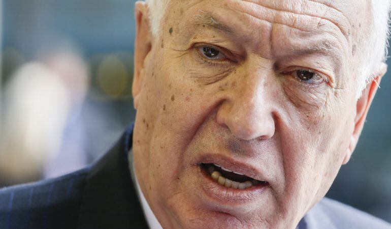 El ministro de Asuntos Exteriores, José Manuel García-Margallo, atiende a la prensa a su llegada a un Consejo de Ministros europeos de Asuntos Exteriores en Luxemburgo.