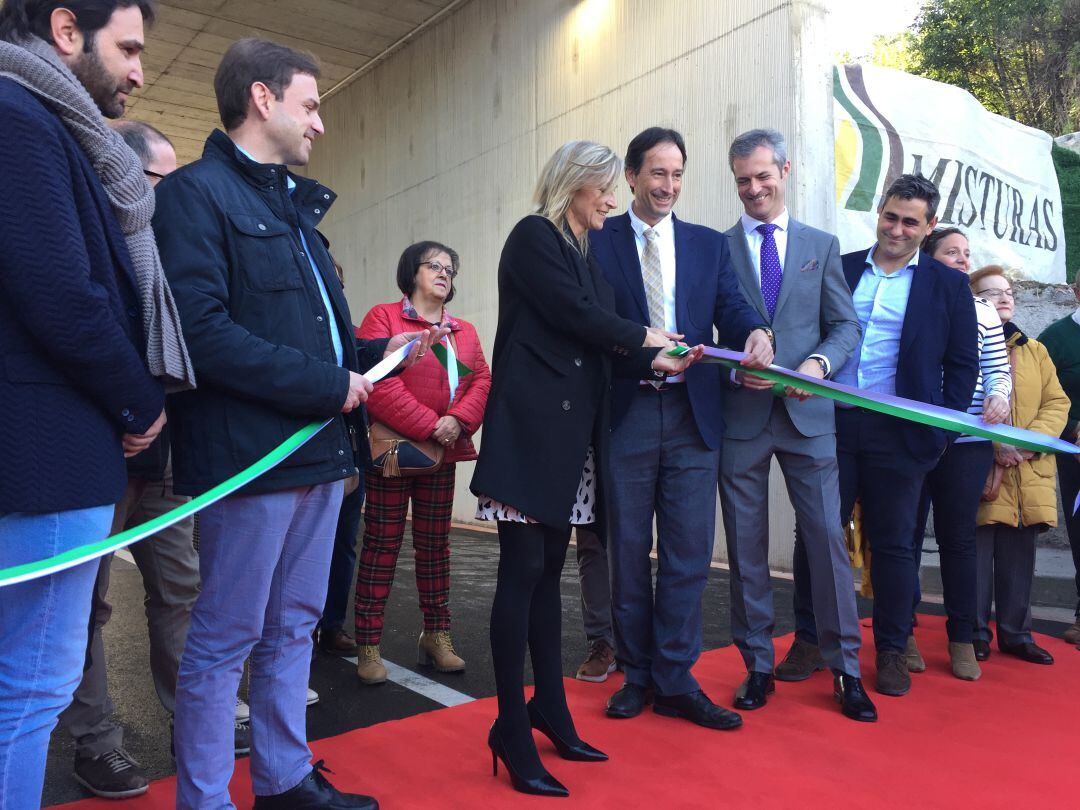 La alcaldesa Susana Herrán corta la cinta inaugural.