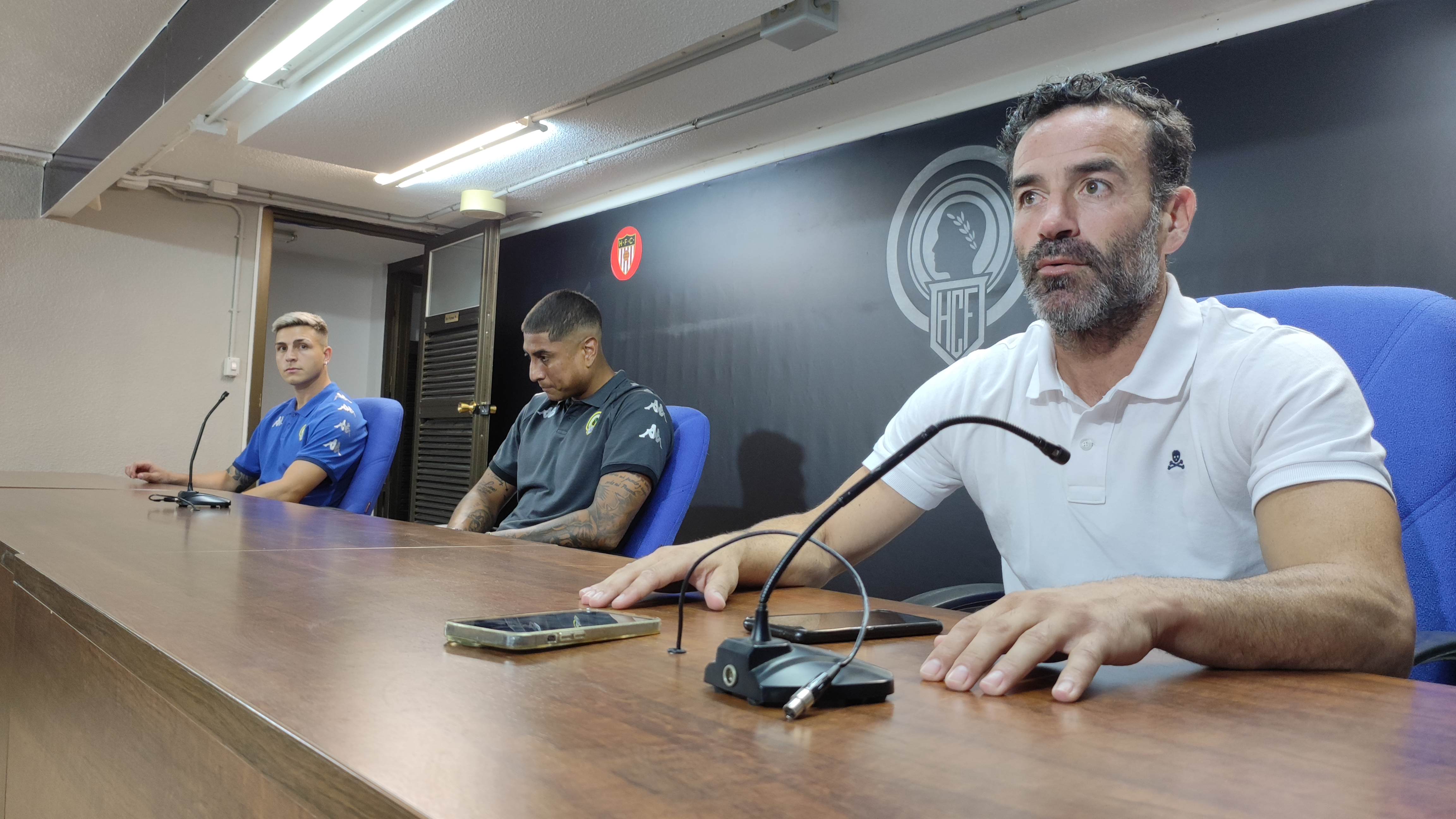 Marcelo Djaló y Dylan Leiva, jugadores del Hércules CF, junto a Paco Peña, en la sala de prensa del Rico Pérez