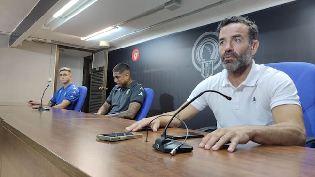 Marcelo Djaló y Dylan Leiva, jugadores del Hércules CF, junto a Paco Peña, en la sala de prensa del Rico Pérez