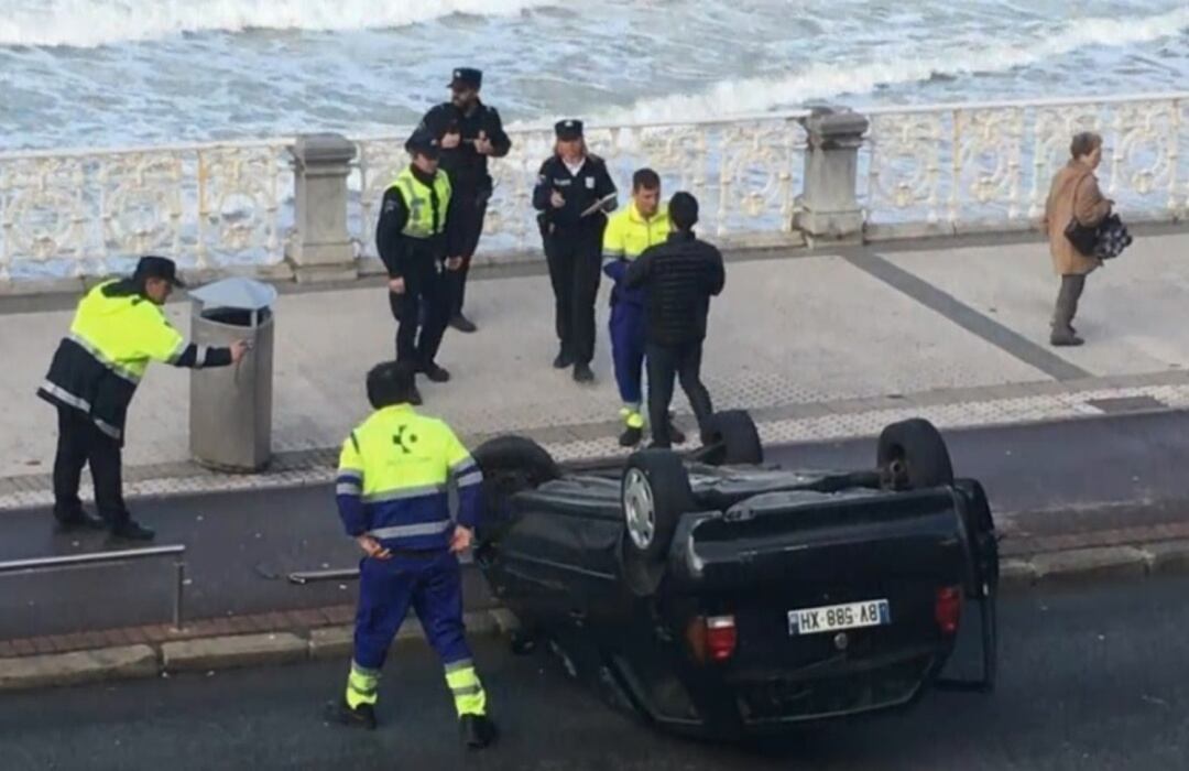 Automóvil volcado en el Paseo de La Concha