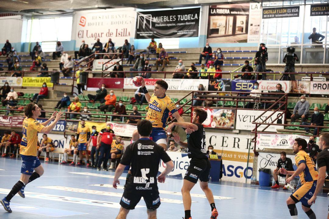 El brasileño Matheus de Novais -en el aire- logró cinco goles frente a Logroño.