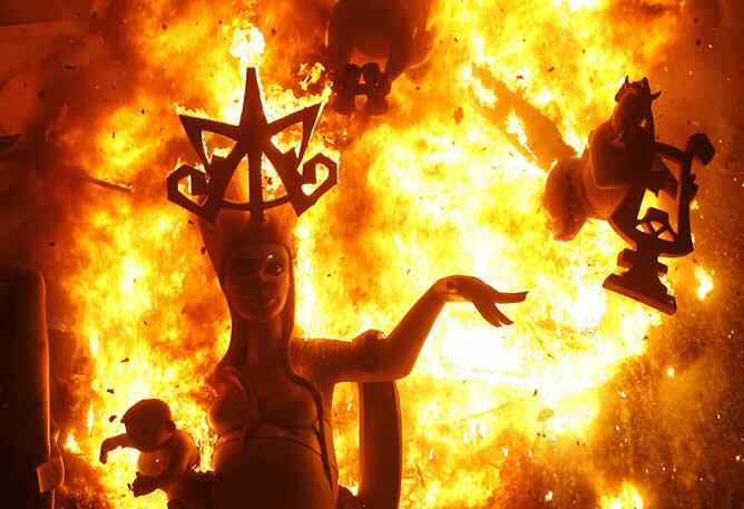 La visión de las llamas consumiendo el monumento fallero provocaron, como es habitual, las lágrimas de las Falleras Mayor e Infantil de Valencia