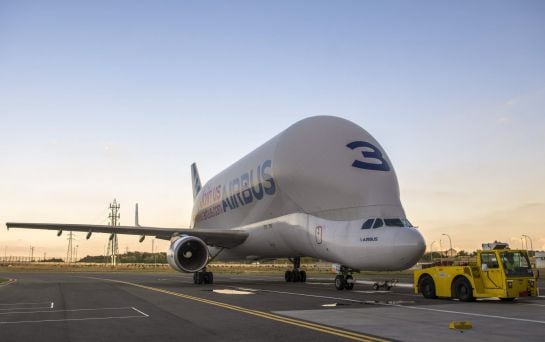 GRA453. SEVILLA, 14/10/2015.- Llegada del avión tipo &#039;Beluga&#039; que transporta las alas del primer A400M de Airbus destinado al Ejército del Aire de España, procedentes del Reino Unido, a la factoría San Pablo de Sevilla. El A400M para el Ejército español se entregará en el segundo cuatrimestre del próximo año y, muy poco tiempo después, entrará en servicio y hará sus primeros vuelos para la Fuerza Aérea Española. EFE/ Raúl Caro