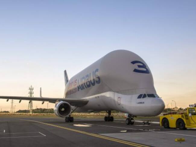 GRA453. SEVILLA, 14/10/2015.- Llegada del avión tipo 'Beluga' que transporta las alas del primer A400M de Airbus destinado al Ejército del Aire de España, procedentes del Reino Unido, a la factoría San Pablo de Sevilla. El A400M para el Ejército español se entregará en el segundo cuatrimestre del próximo año y, muy poco tiempo después, entrará en servicio y hará sus primeros vuelos para la Fuerza Aérea Española. EFE/ Raúl Caro