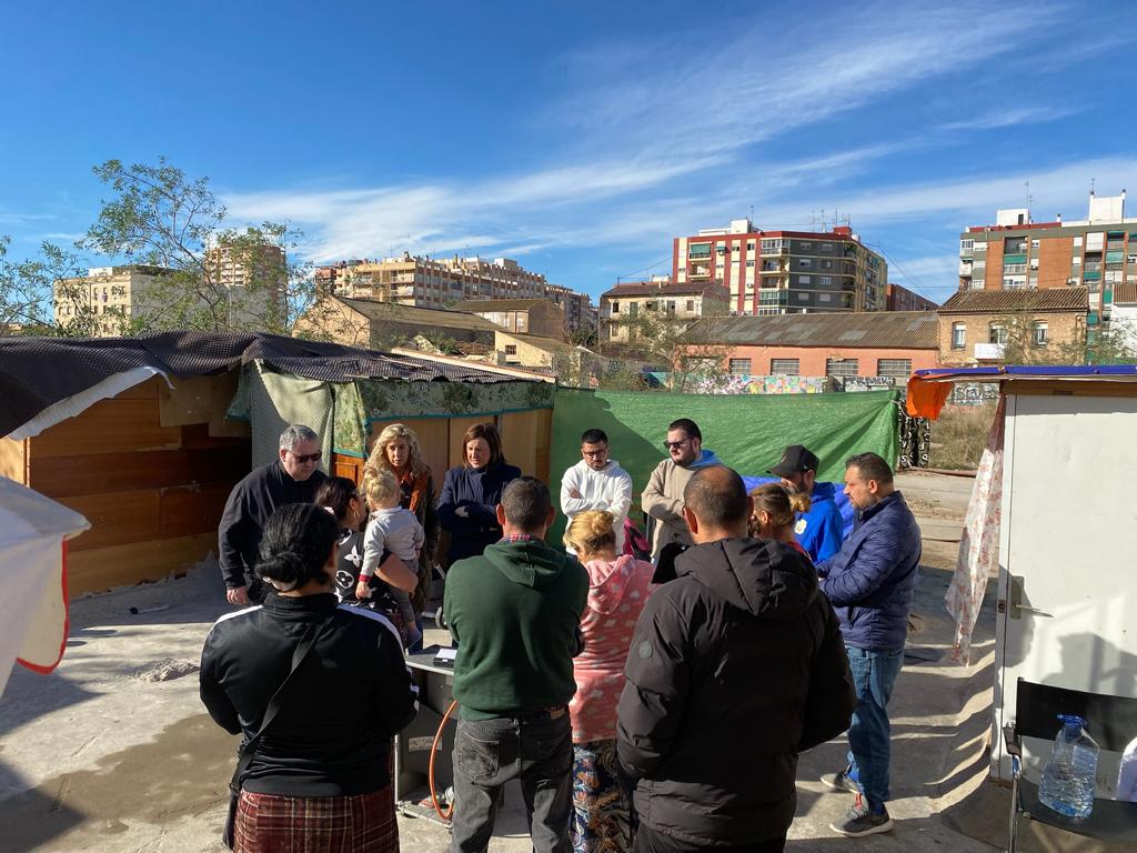 María José Catalá visita diferentes asentamientos donde residen las personas sin hogar