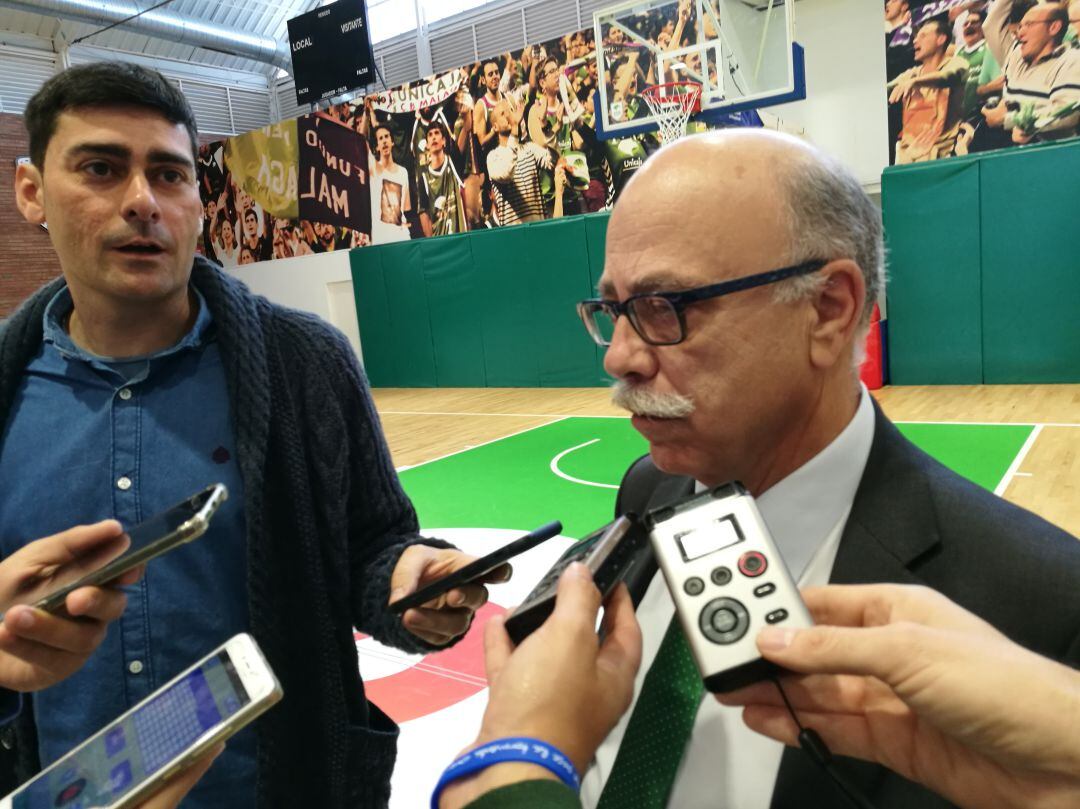 Eduardo García, atendiendo a los medios