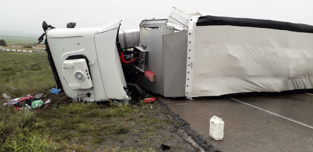 El camión ha volcado y ha cortado los dos carriles de circulación 