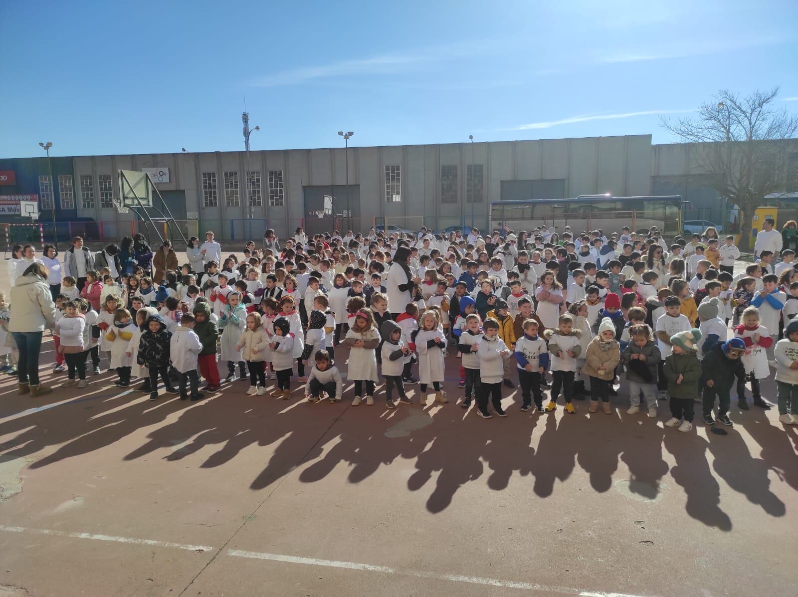 Los alumnos del colegio Alcoraz celebrando el día de la Paz