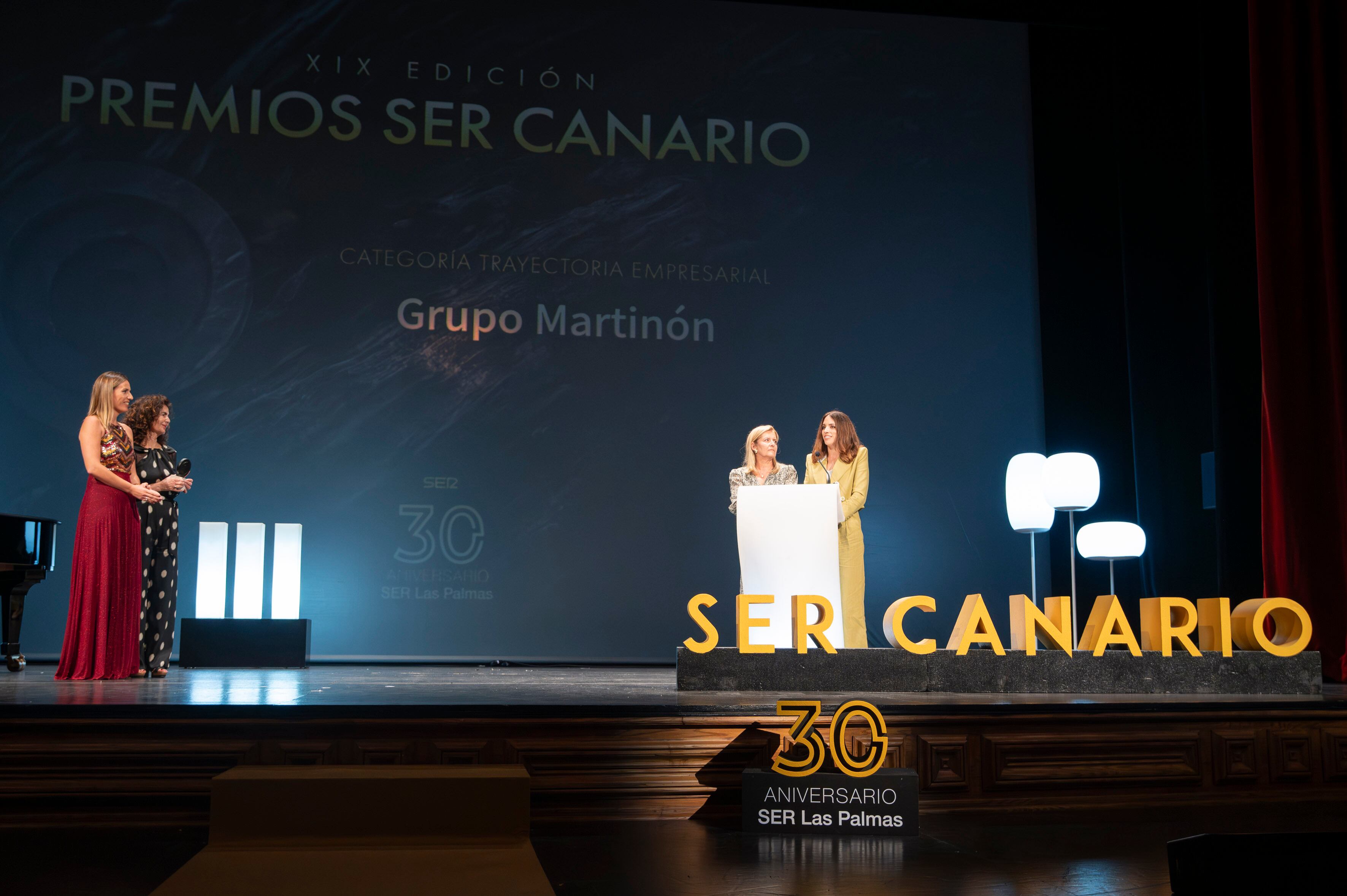 Alicia y María José Martinón, durante su discurso de recogida del Premio SER Canario 2025 acompañadas en el escenario de María Ramos, directora de SER Las Palmas y Matilde Asián, consejera de Hacienda del Gobierno de Canarias