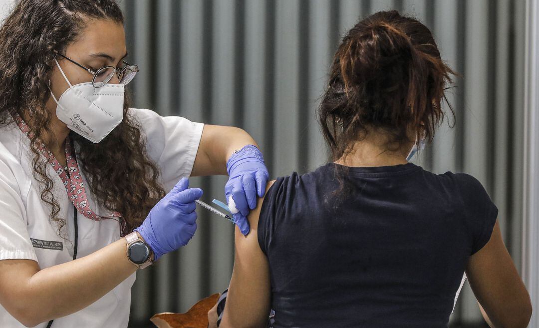 Archivo - Una joven recibe la vacuna contra el Covid-19