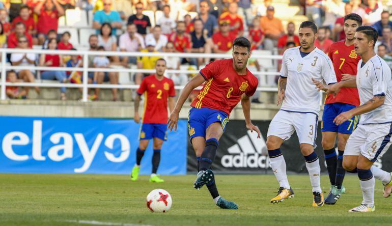 Mikel Merino remata a puerta ante Italia