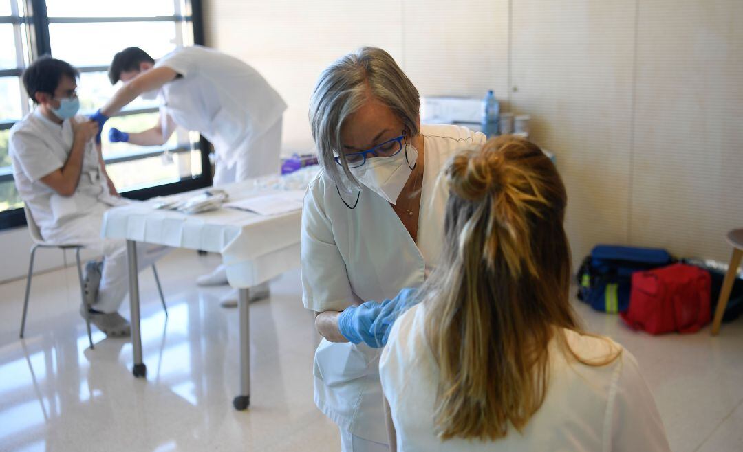 Sanitarios vacunándose contra la COVID-19.