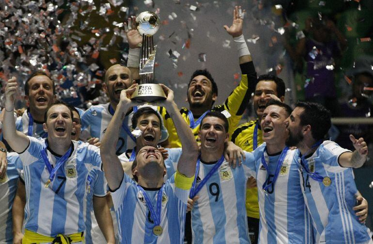 Jugadores de Argentina celebran con el trofeo al ganar la Copa Mundial de Fútbol Sala Colombia 2016.