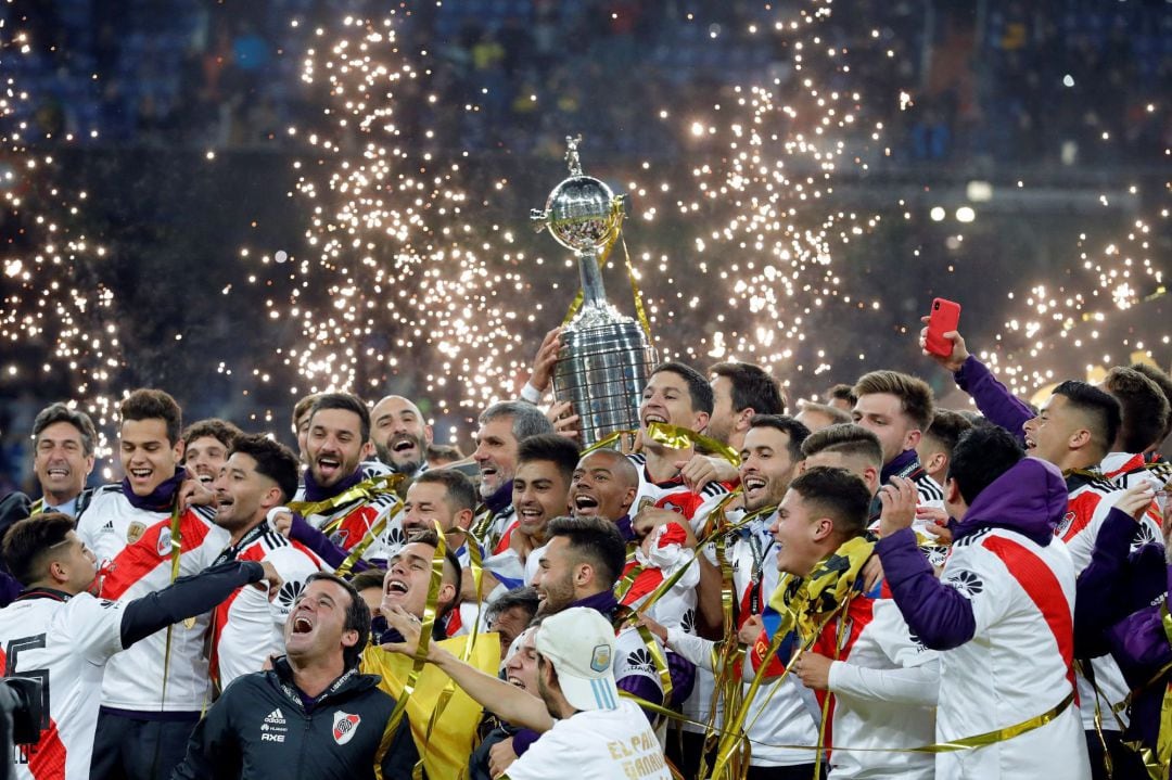 Los jugadores de River Plate con la copa tras vencer a Boca Juniors en el partido de vuelta de la final de la Copa Libertadores.