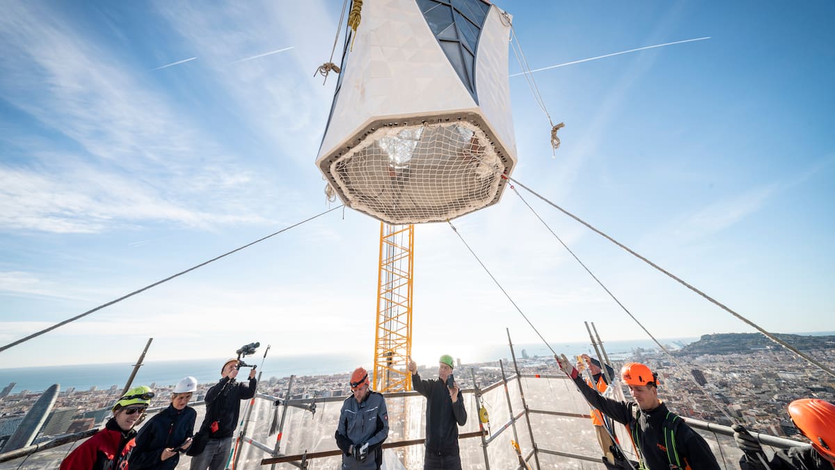El vidrio de Tvitec ya corona la iglesia más alta del mundo