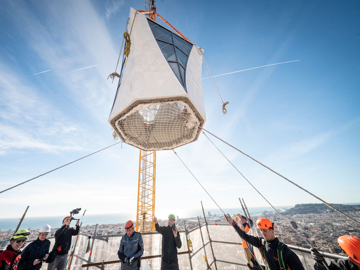 El vidrio de Tvitec ya corona la iglesia más alta del mundo