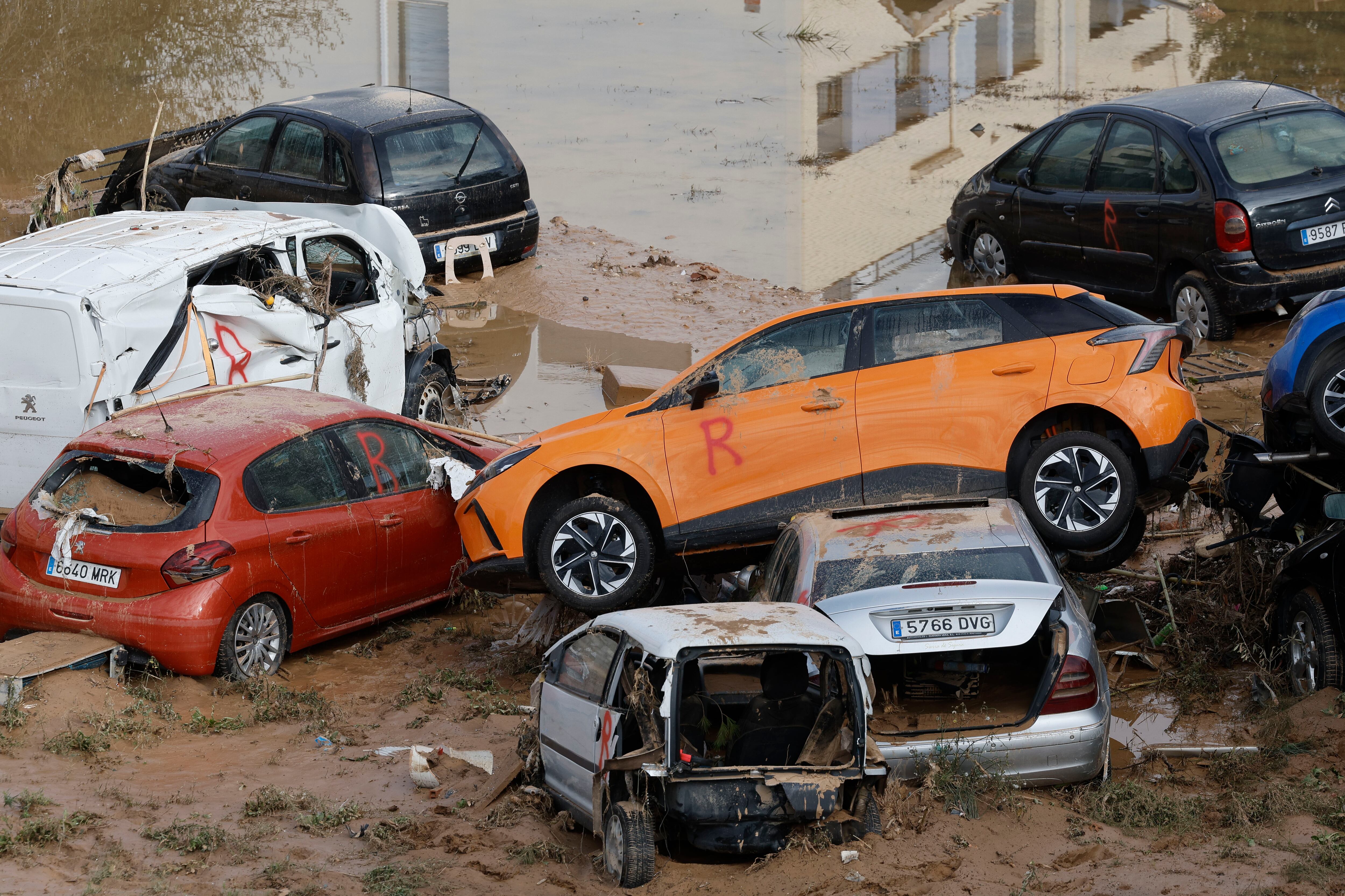 -FOTODELDÍA- ALFAFAR, 02/11/2024.- Coches marcados con una &quot;R&quot; en la localidad de Alfafar, en Valencia, este sábado. Miles de personas se encuentran en la Ciudad de las Artes y las Ciencias de València esperando para subir a un autobús que les lleve a las zonas más afectadas por la Dana y ayuda en las labores de limpieza. Ataviados con palas, cepillos, baldes y litros de agua, llevan ya cerca de una hora conformando la fila para partir a pueblos como Sedaví, Alfafar o Catarroja. EFE/ Kai Försterling
