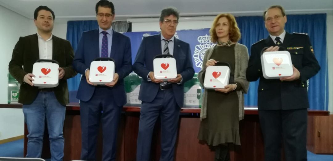 Acto de entrega de 5 desfibriladores por parte del presidente de la Diputación, Jose Manuel Caballero al comisario jefe provincial, Miguel Rufino Méndez, para instalar en las 5 comisarías de la provincia