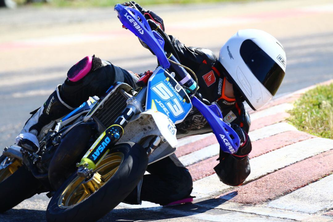 Joel Valero sigue progresando y pilota cada vez con más seguridad