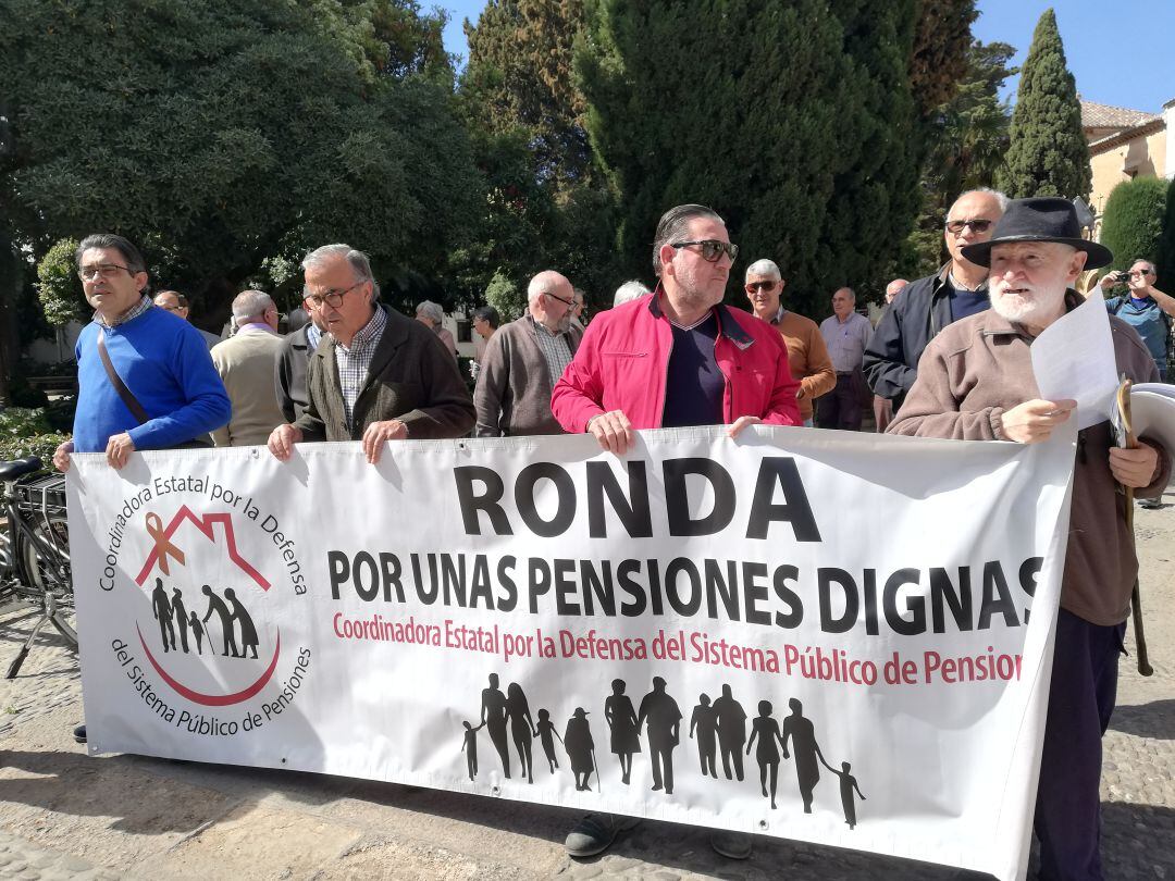 Concentración de pensionistas en la plaza Duquesa de Parcent