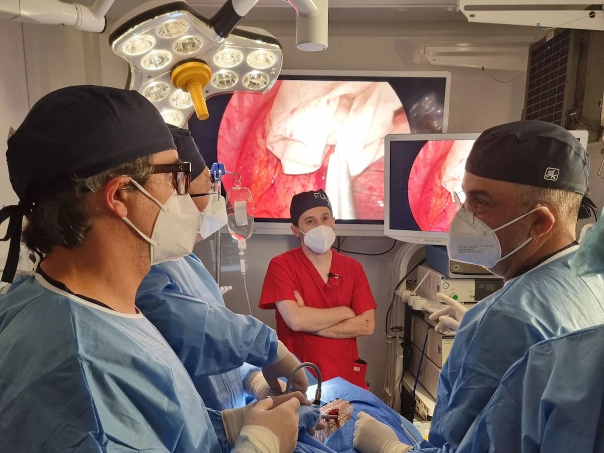 Profesores de As Mercedes de Lugo llevan a Liberia la unidad móvil del cirujano Diego González Rivas