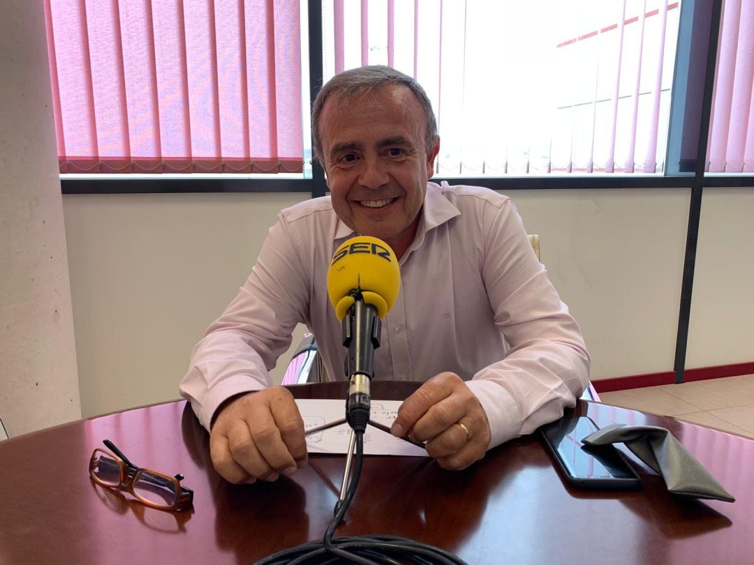 Paco Miró, Consejero Delegado del Real Murcia, ante los micrófonos de la Cadena SER