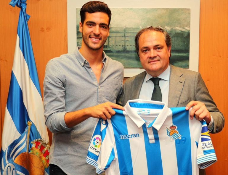 Mikel Merino posa con el presidente de la Real, Jokin Aperribay, en las oficinas de Anoeta