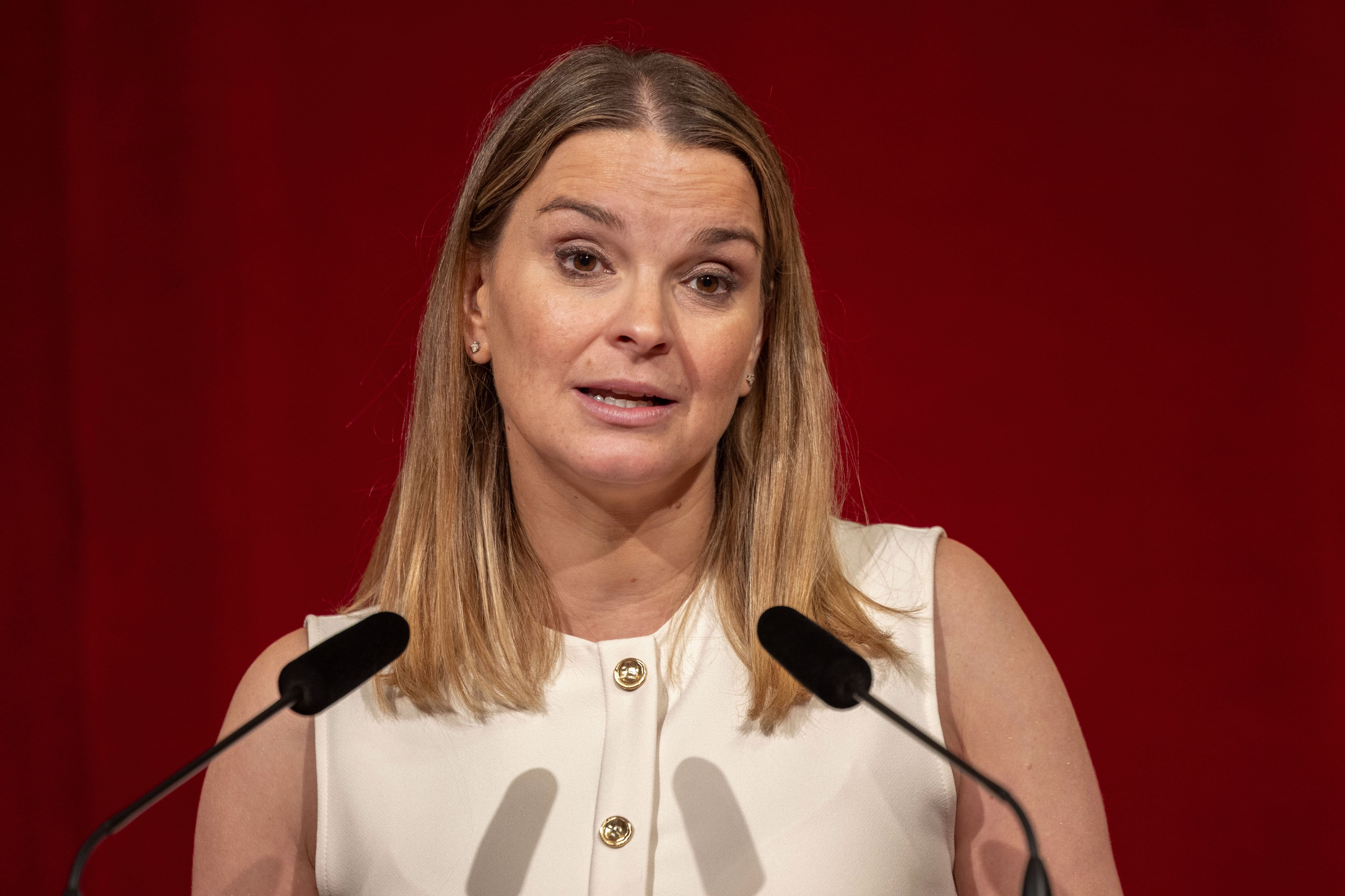 PALMA DE MALLORCA, 29/07/2025.- La presidenta del Govern, Marga Prohens, ofrece declaraciones tras la reunión con el presidente del Gobierno, Pedro Sánchez, este martes, en el Consolat de Mar de Palma de Mallorca. EFE/ CATI CLADERA