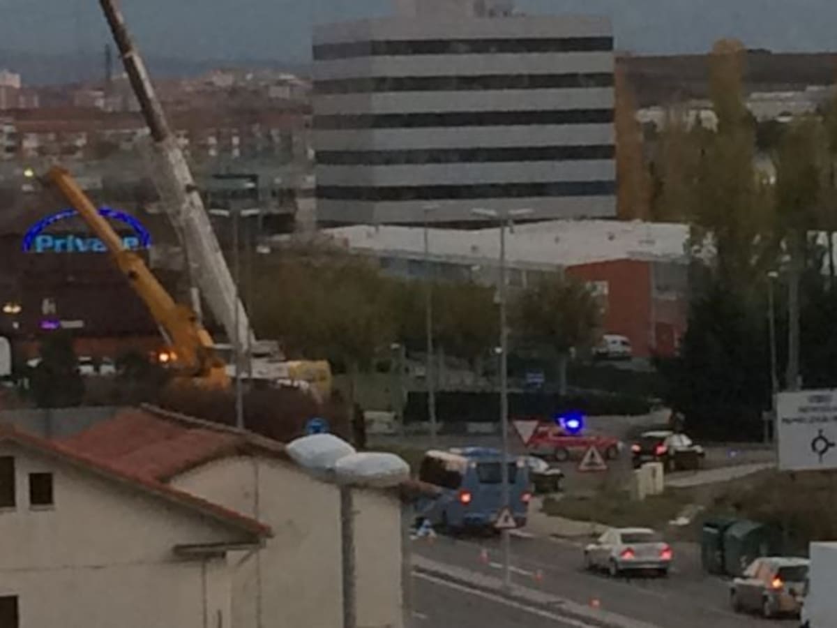 Un camión volcado obliga a cortar el tráfico en Aizoáin