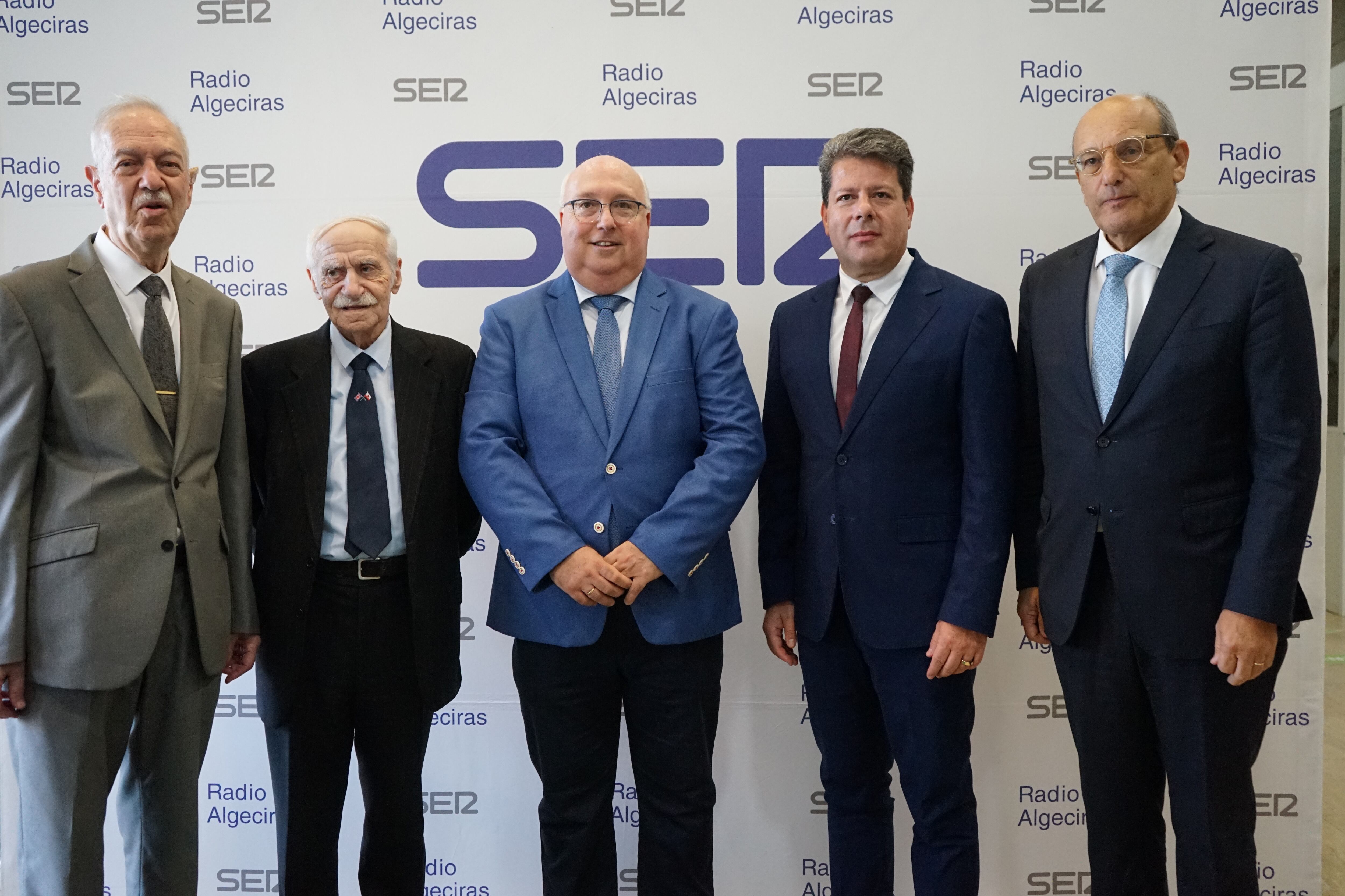 Los cuatro ministros de Gibraltar junto a Cándido Romaguera, director de Radio Algeciras