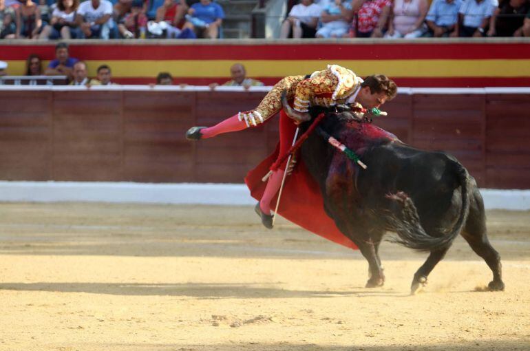 Cogida al novillero segoviano Pablo Atienza