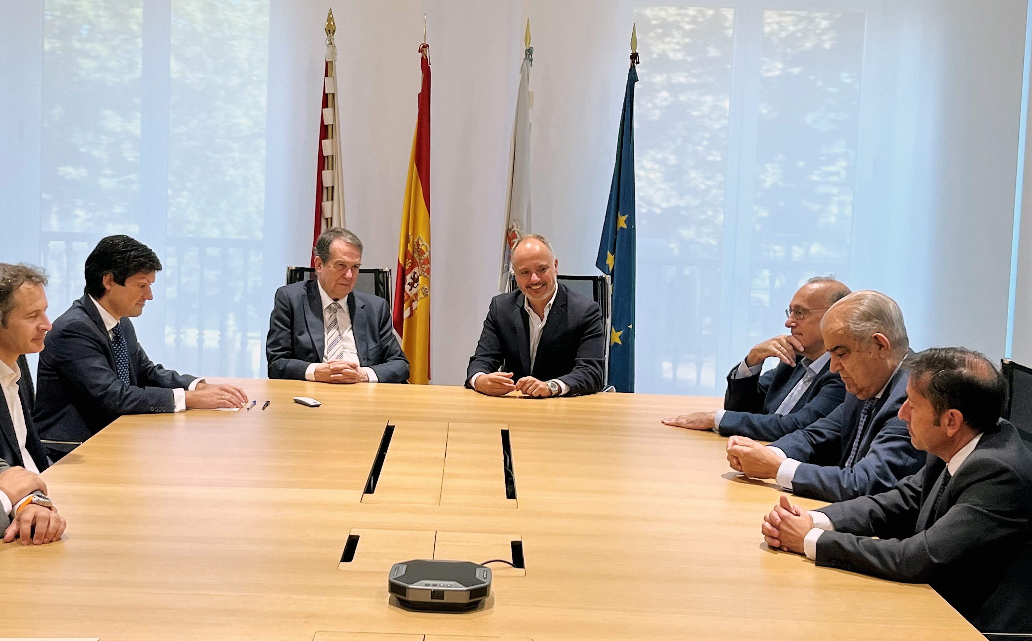 De derecha a izquierda, Francisco Díaz, CEO de SPARC; José García Costas, presidente de la Cámara de Comercio; Manuel Reigosa, rector de la Universidad de Vigo; David Regades, delegado del Estado en la Zona Franca de Vigo; Abel Caballero, alcalde de Vigo; Pablo Rueda, notario; y Carlos Mosquera, del equipo promotor, en la firma de constitución de SPARC, en la sede de Zona Franca de Vigo.